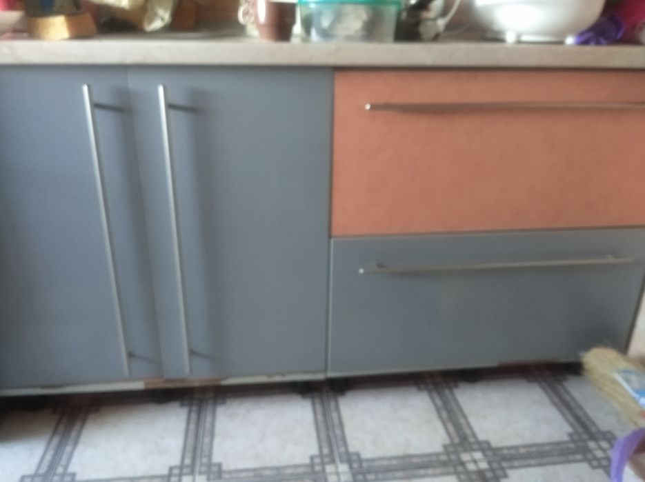 Невеличка кухня і витяжка" Піраміда"( нержавійки) в дуже гарному стані