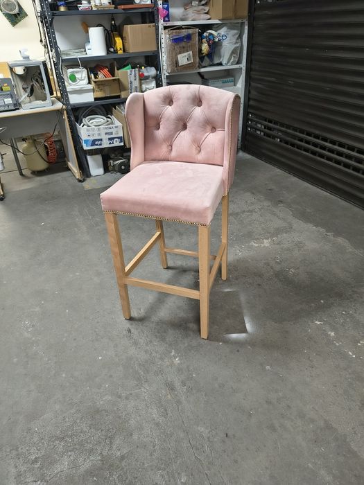 Krzesło   wysokość 110 cm kolor różowy