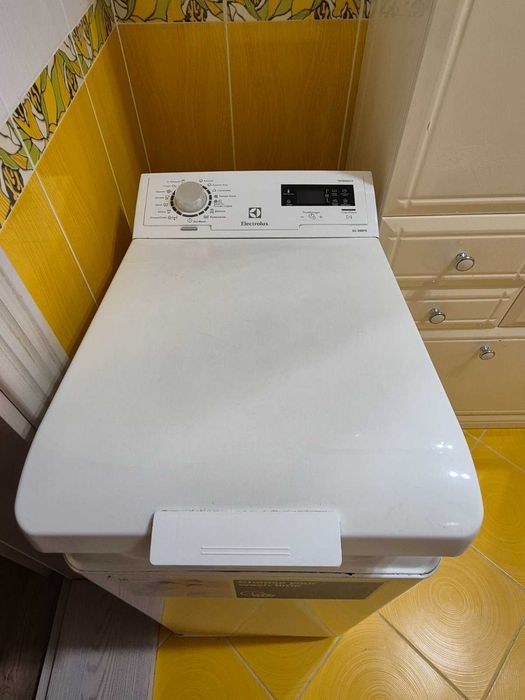 Продам стиральную машину Electrolux EWT1066TDW б/у на запчасти
