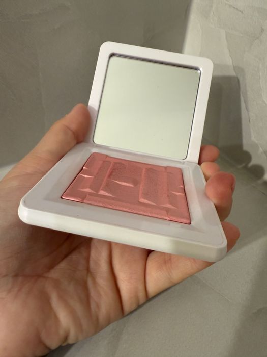 Haus Labs bio-radiant gel-powder highlighter rose quartz róż