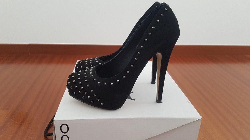 Sapatos pretos com aplicações, marca Aldo