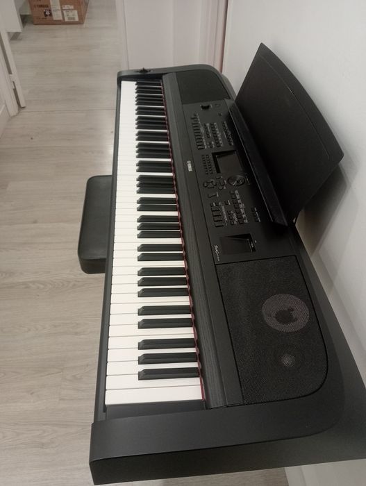 Yamaha DGX 670 88 teclas