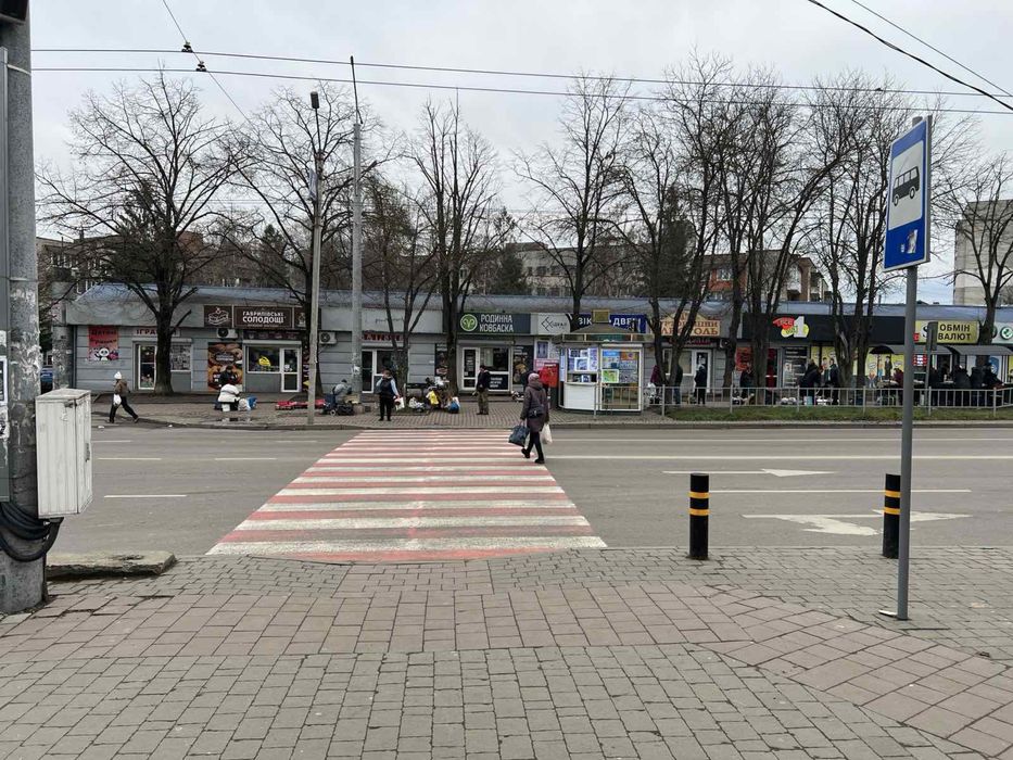 Оренда фасадного комерційного приміщення по вул . Мазепи ,біля Сільпо