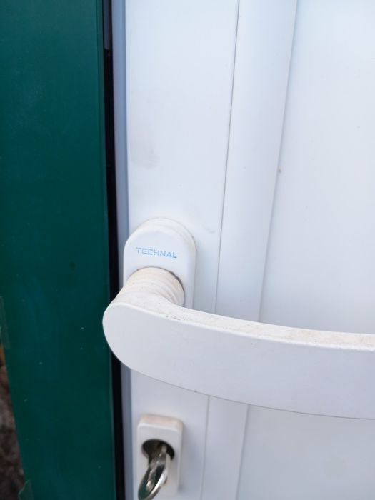 Porta  de abrir de uma folha usada em bom estado