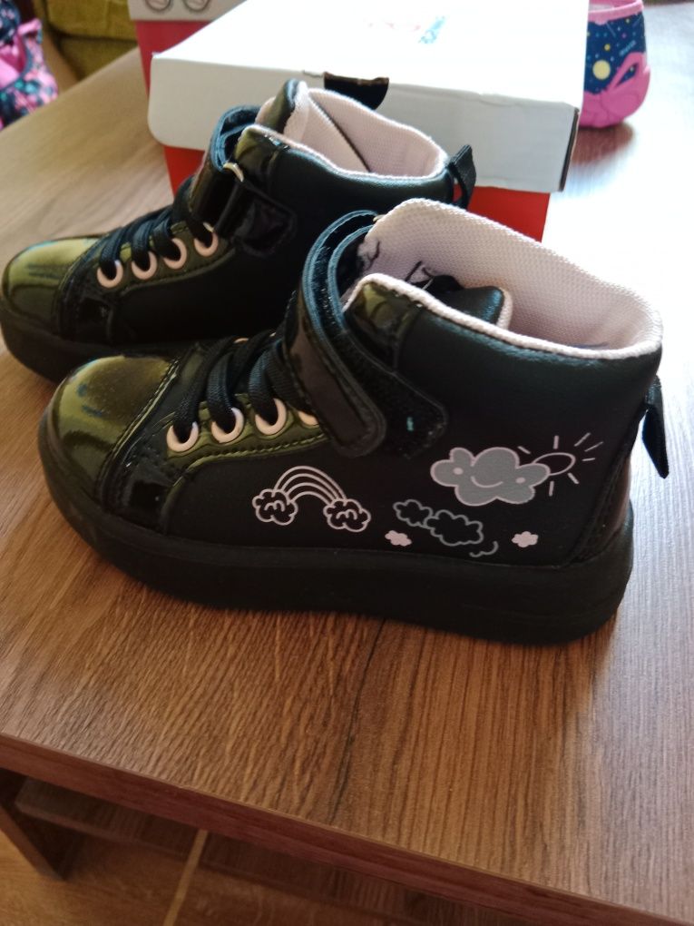Sprzedam trzewiki /buty dla dziewczynk 26i
