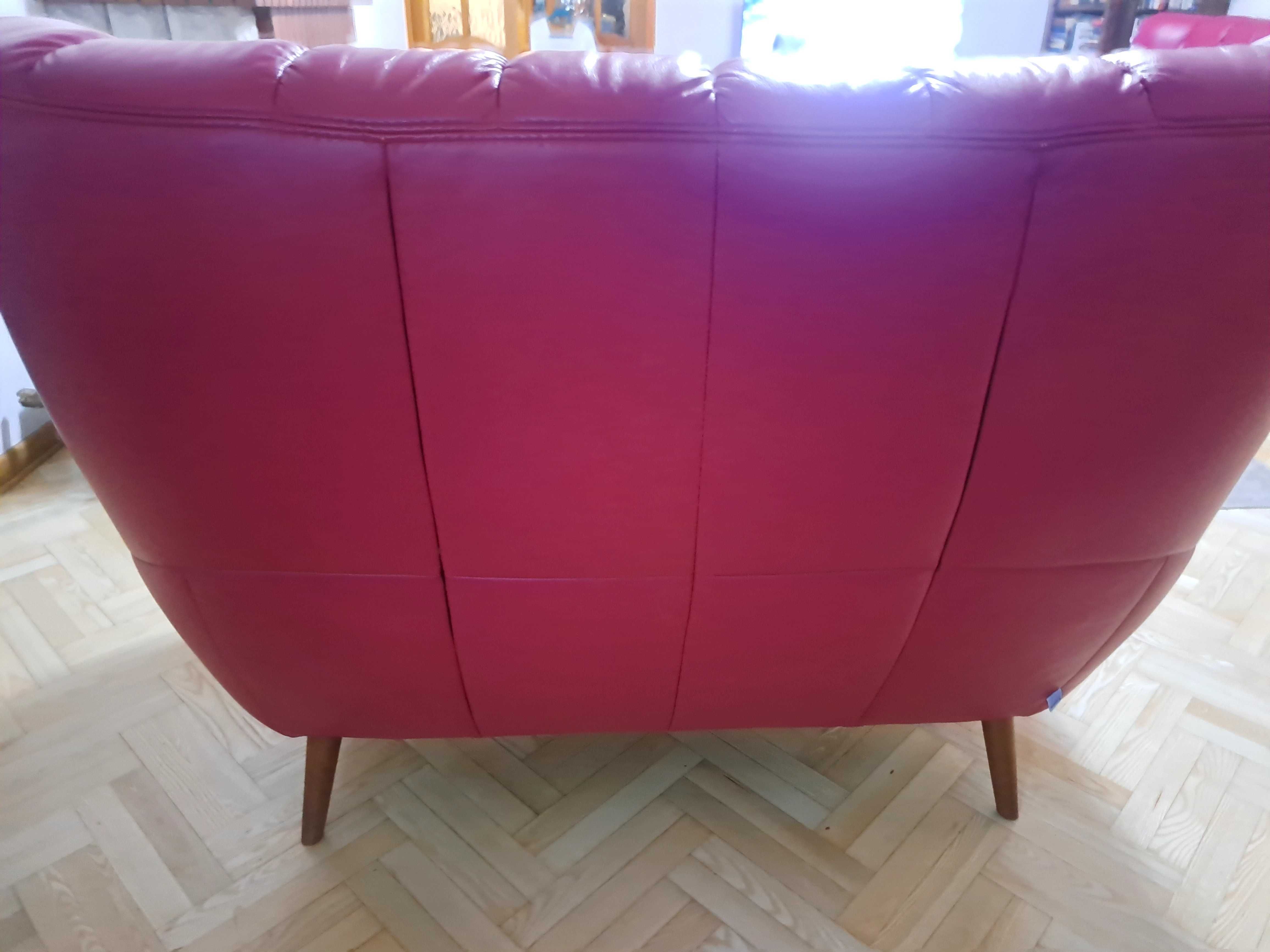 Sofy do salonu nierozkladane skóra malinowa