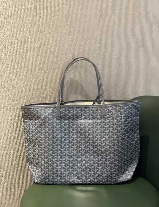 Duża torebka na ramię marki Goyard w szarym kolorze drzewca