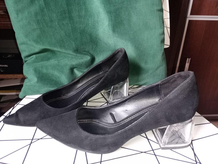 Czółenka Bershka z przeźroczystym obcasem