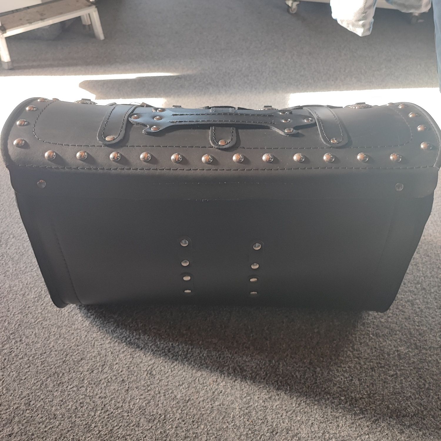 Kufer K08E 55cm skórzany ćwiekowany 2 zamki +kluczyk Chopper