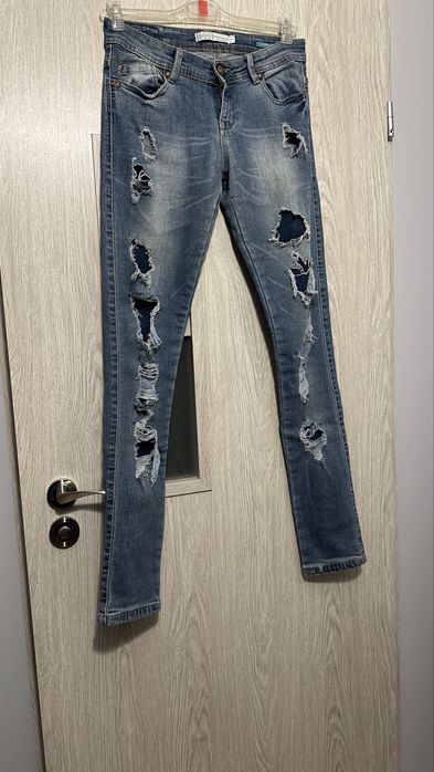 Spodnie jeansowe dziury Bershka / rozm. 36 / S