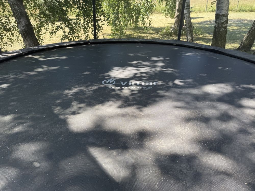 Plac zabaw zjezdzalnia hustawka trampolina piaskownica