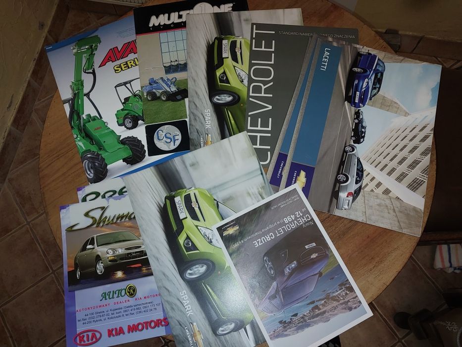 Zestaw prospektów samochodowych
