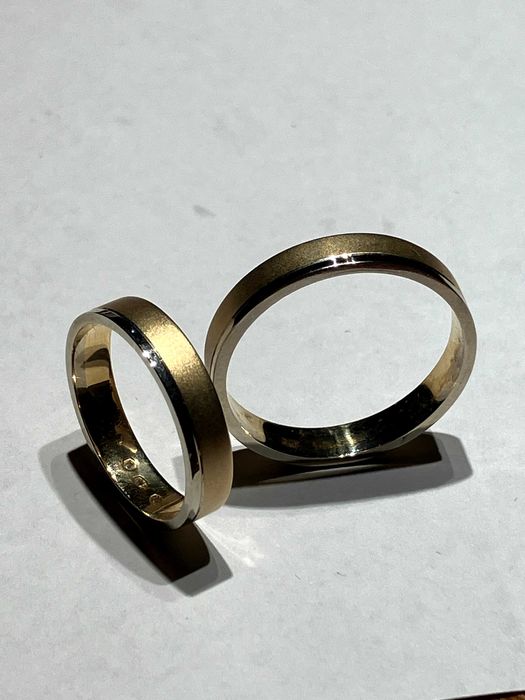 Złote obrączki ślubne z żółtego oraz białego złota próby 585