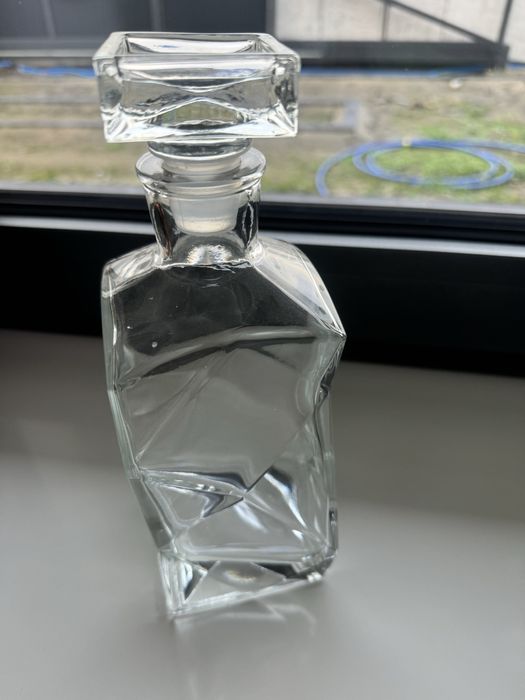 Karafka geometryczna z grubego szkla