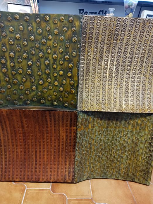 Quadro decorativo em metal  * Todo em relevo * Medidas - 78cm por 78cm