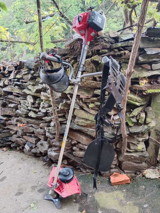 Roçadeira vermelha/preta marca EFCO