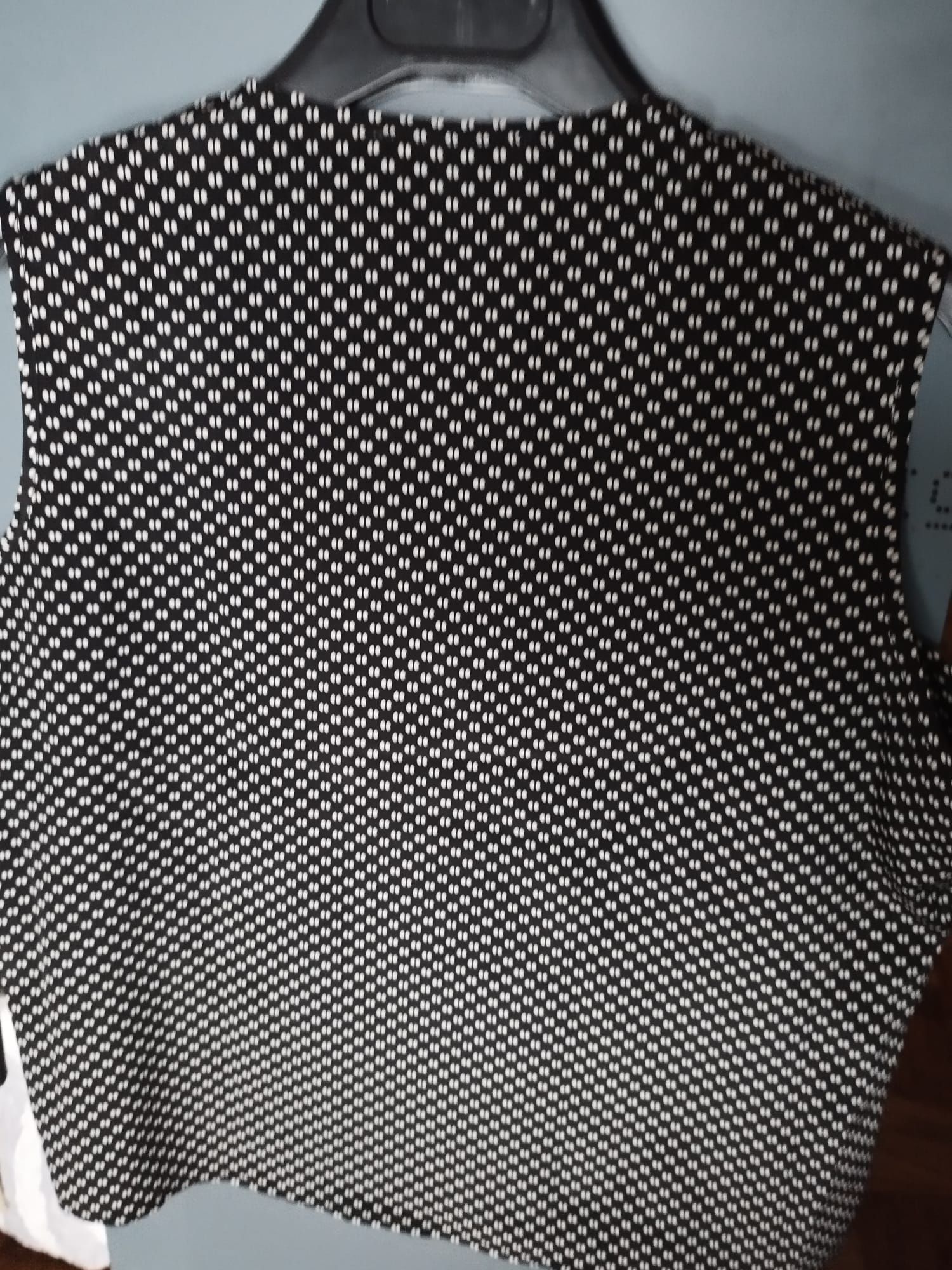 Blusa cavas com decote sobreposto
