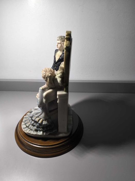 Estatueta Romântica em Porcelana sobre Base de Madeira