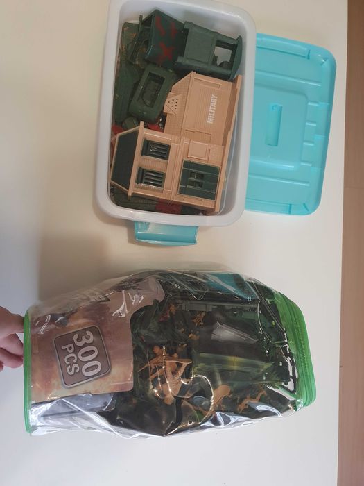 Żołnierzyki, baza wojskowa - 2 zestawy (307 el. + 300 el.) + gratis