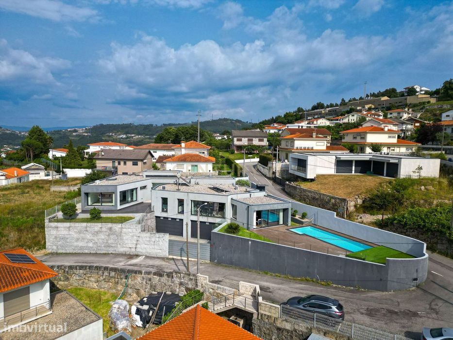 Moradia T3 + 1 Térrea, Individual com Piscina Vistas Panorâmicas em Me