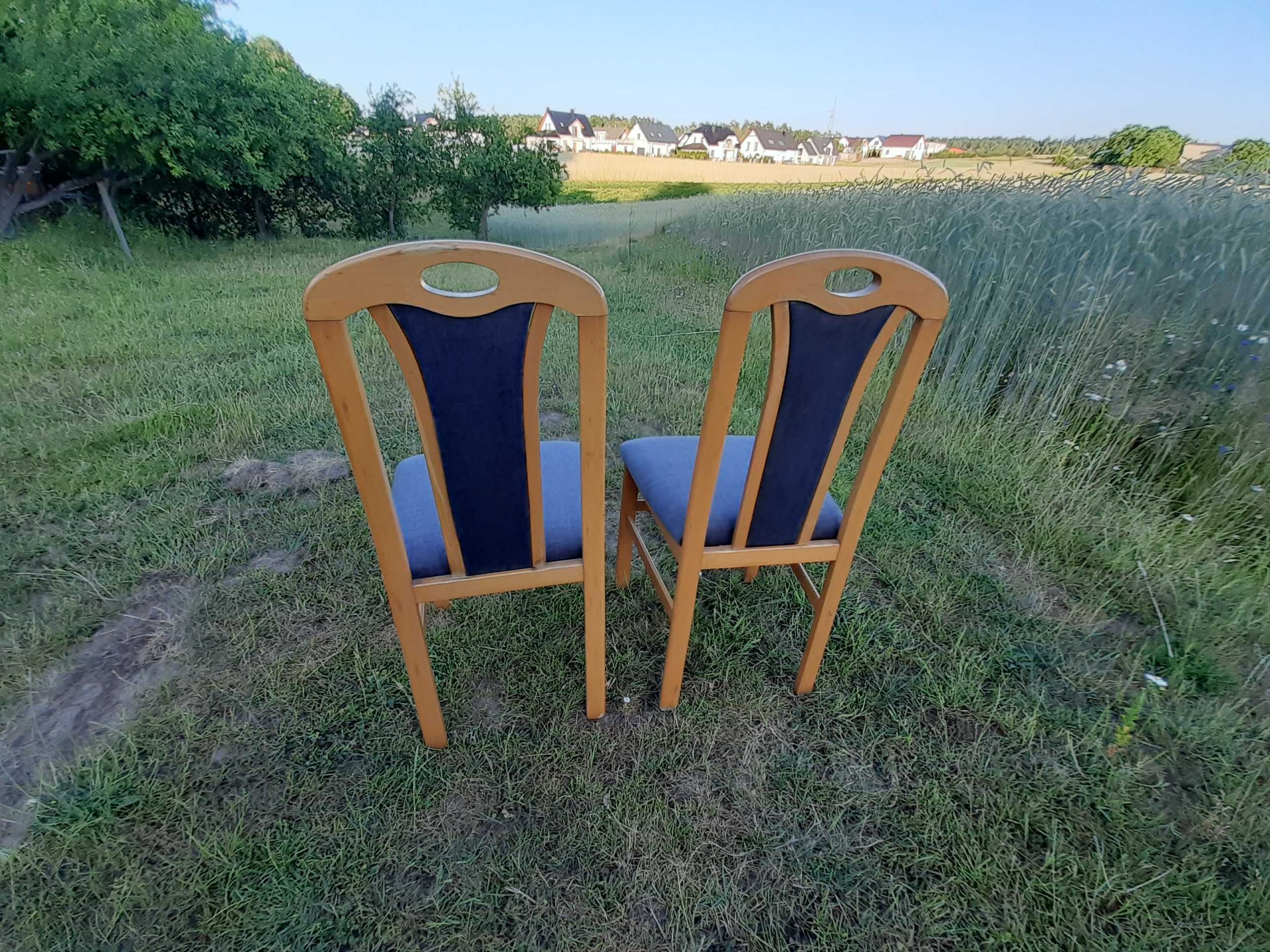 Drewniane krzesło  (2 szt.) Odnowiona tapicerka.