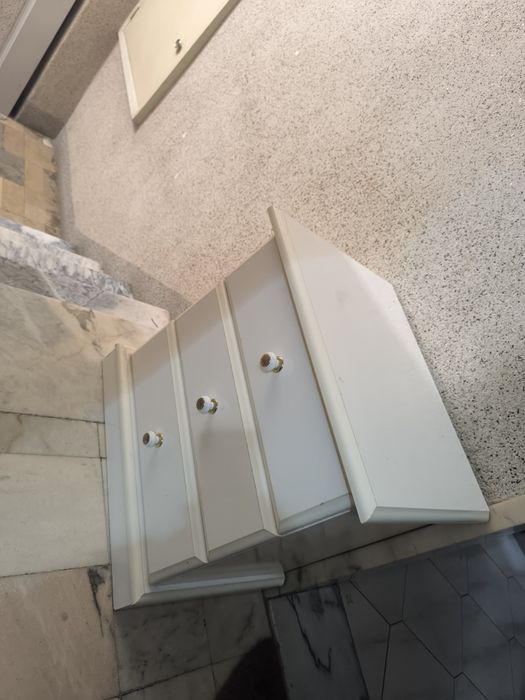 Cómoda com gavetas brancas e dourada