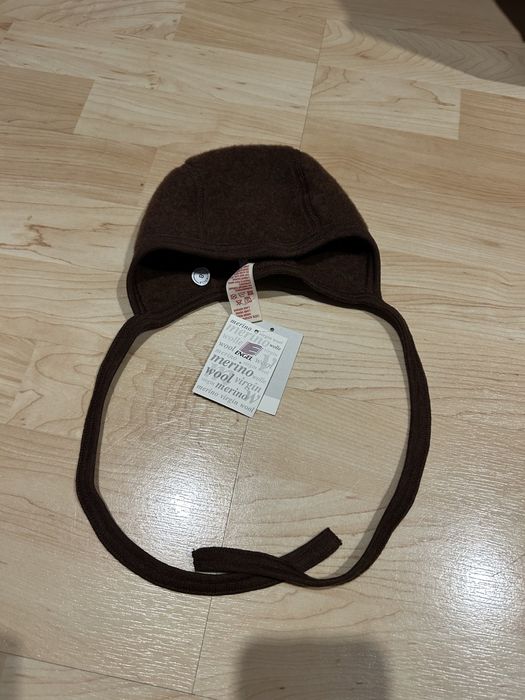 Wiązana czapeczka z wełny merino