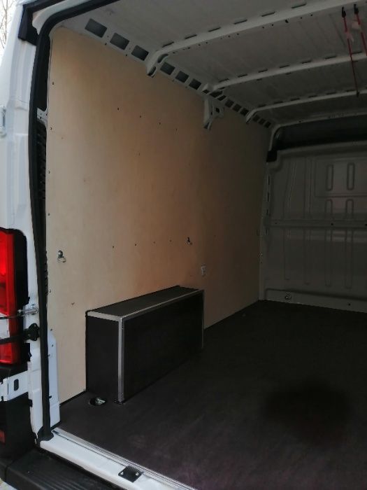 Zabezpieczenie przestrzeni ładunkowej paki w busie Ducato L2H1