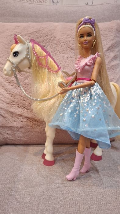 Zestaw lalek BARBIE z grającem koniem