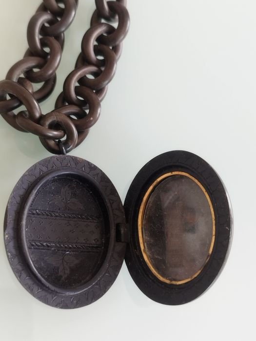 Lindo colar vitoriano com porta-retratos em guta-percha.