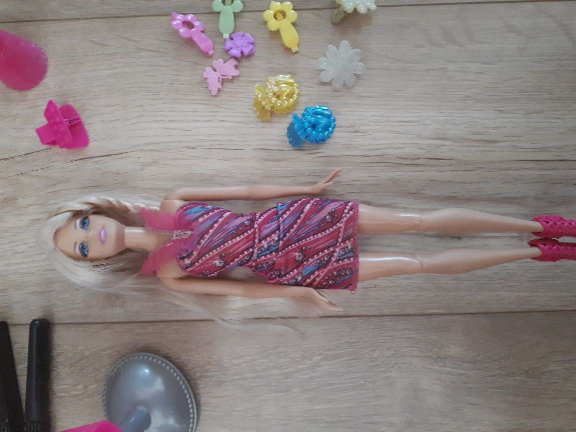 Barbie z akcesoriami fryzjerskimi