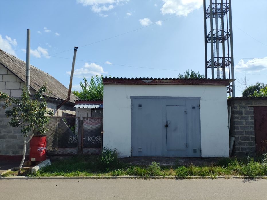 Продам гараж хорошй під'їзд зручне місце