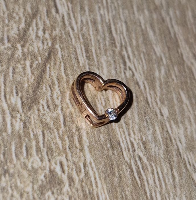 Золотий підвіс у формі серця з діамантом