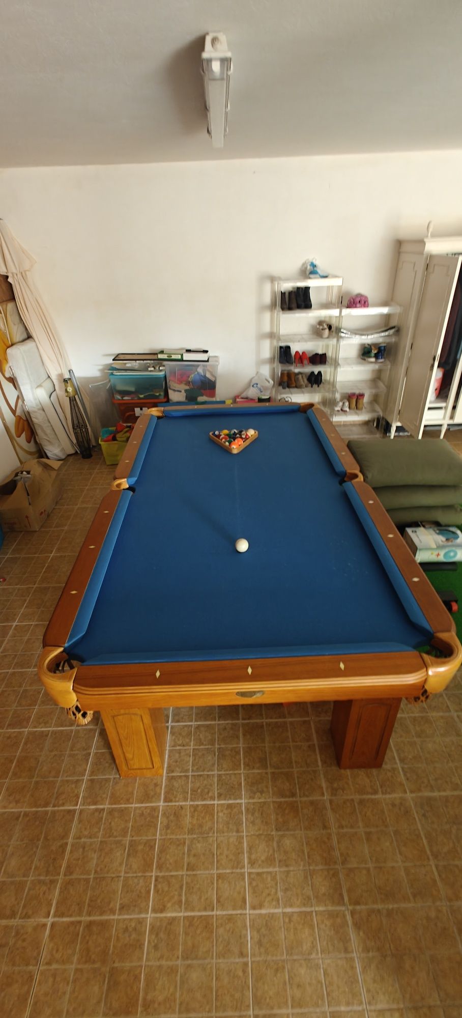 Mesa de bilhar, bolas e tacos