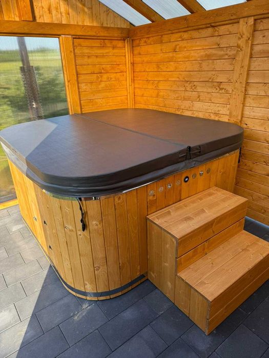 JACUZZI kwadratowe z leżanką 6 - osobowe