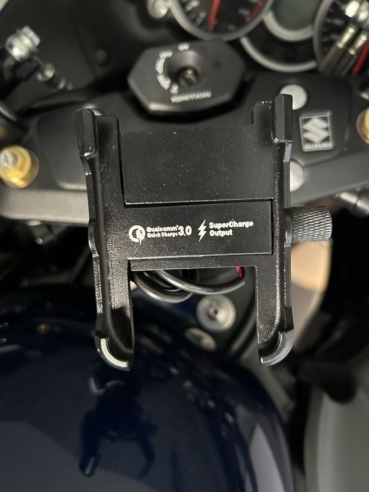 Motocyklowy Uchwyt na telefon - do glowki ramy - z ladowarka