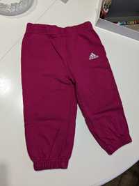 Różowe niemowlęce spodnie dresowe marki Adidas r. 80