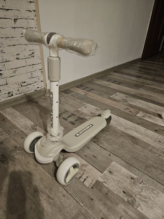 Świecące koła Hulajnoga Blackwheels Hulajnoga trzykołowa Blink Soft B