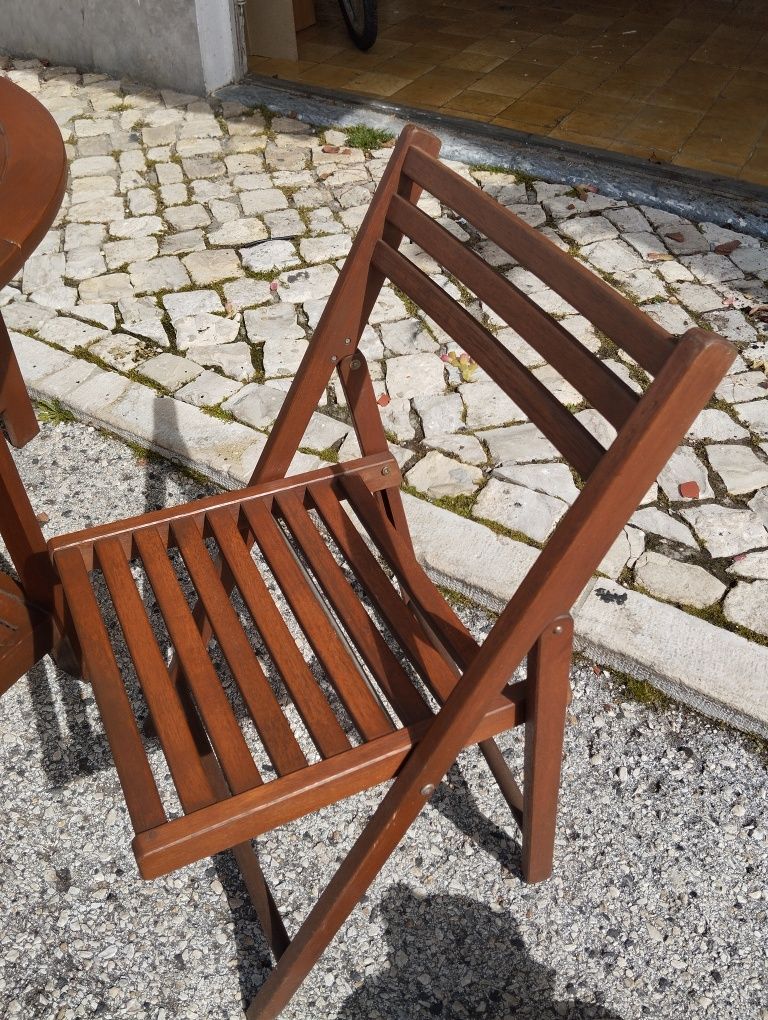 Mesa de jardim com cadeiras