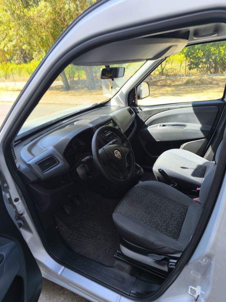 Fiat Doblo com 5 lugares e caixa, a carrinha ideal para o seu trabalho