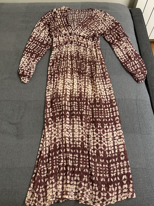 Vestido bordeaux curto, mangas transpatentes