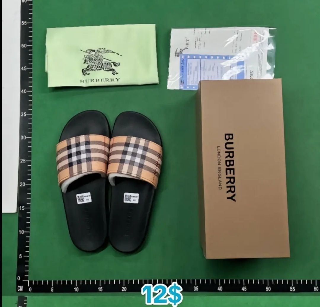 Chinelos da Burberry.