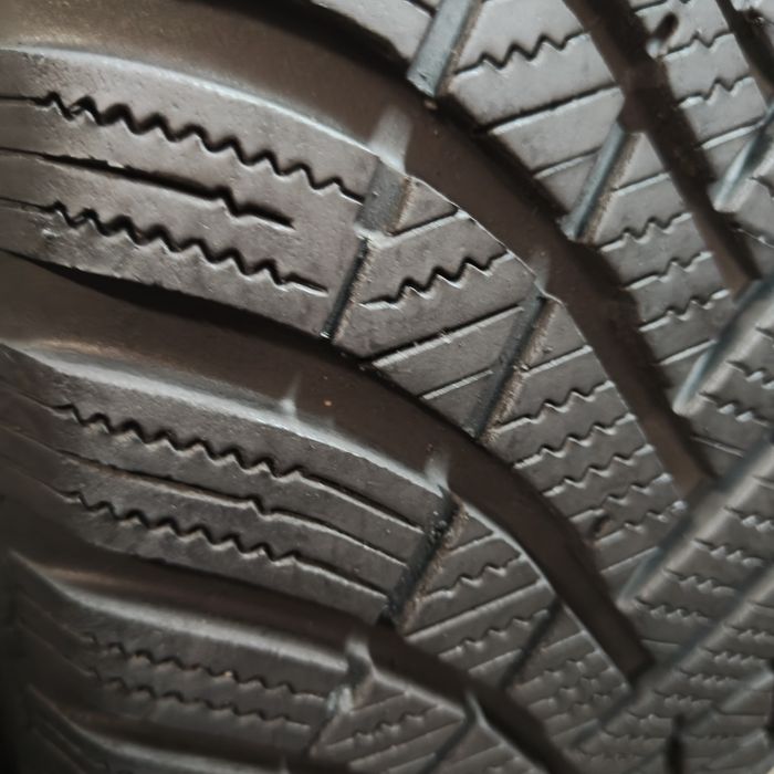 215/60/16 XL Sprzedam parę opon zimowych Hankook