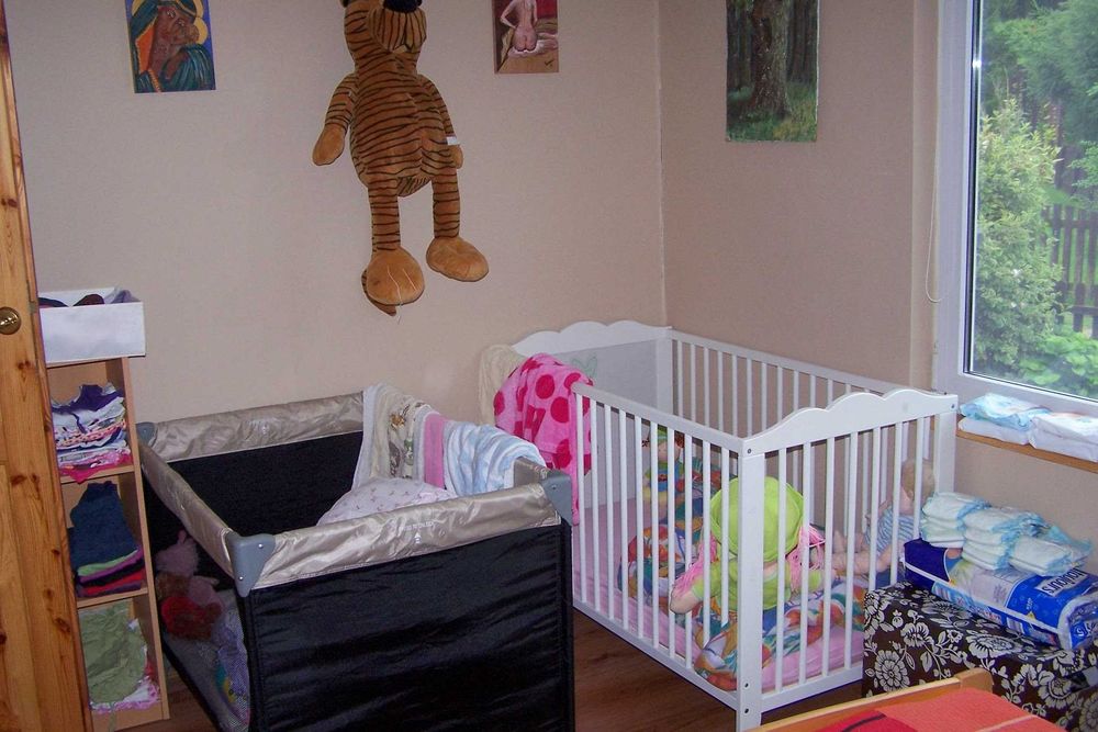 Łóżeczko dla dziecka białe z materacykiem z trawy morskiej