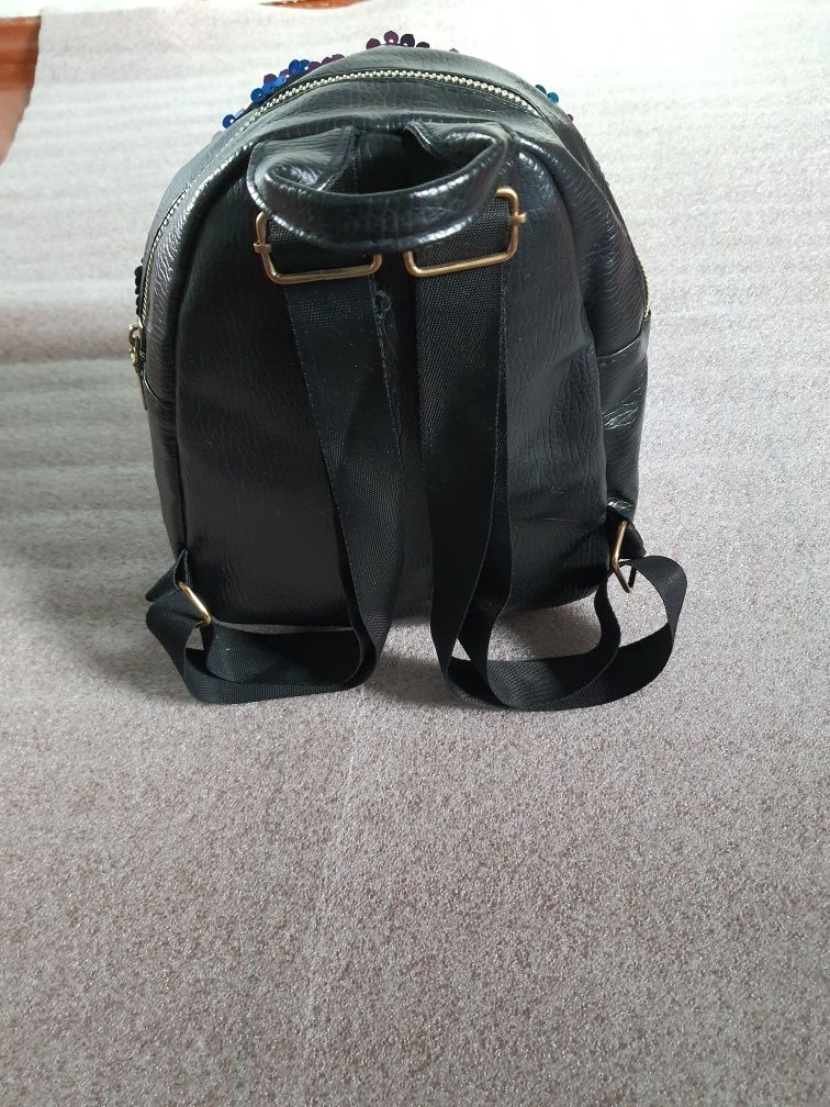 Рюкзак з паєтками в ідеальному стані (розмір рюкзака дивіться на фото!