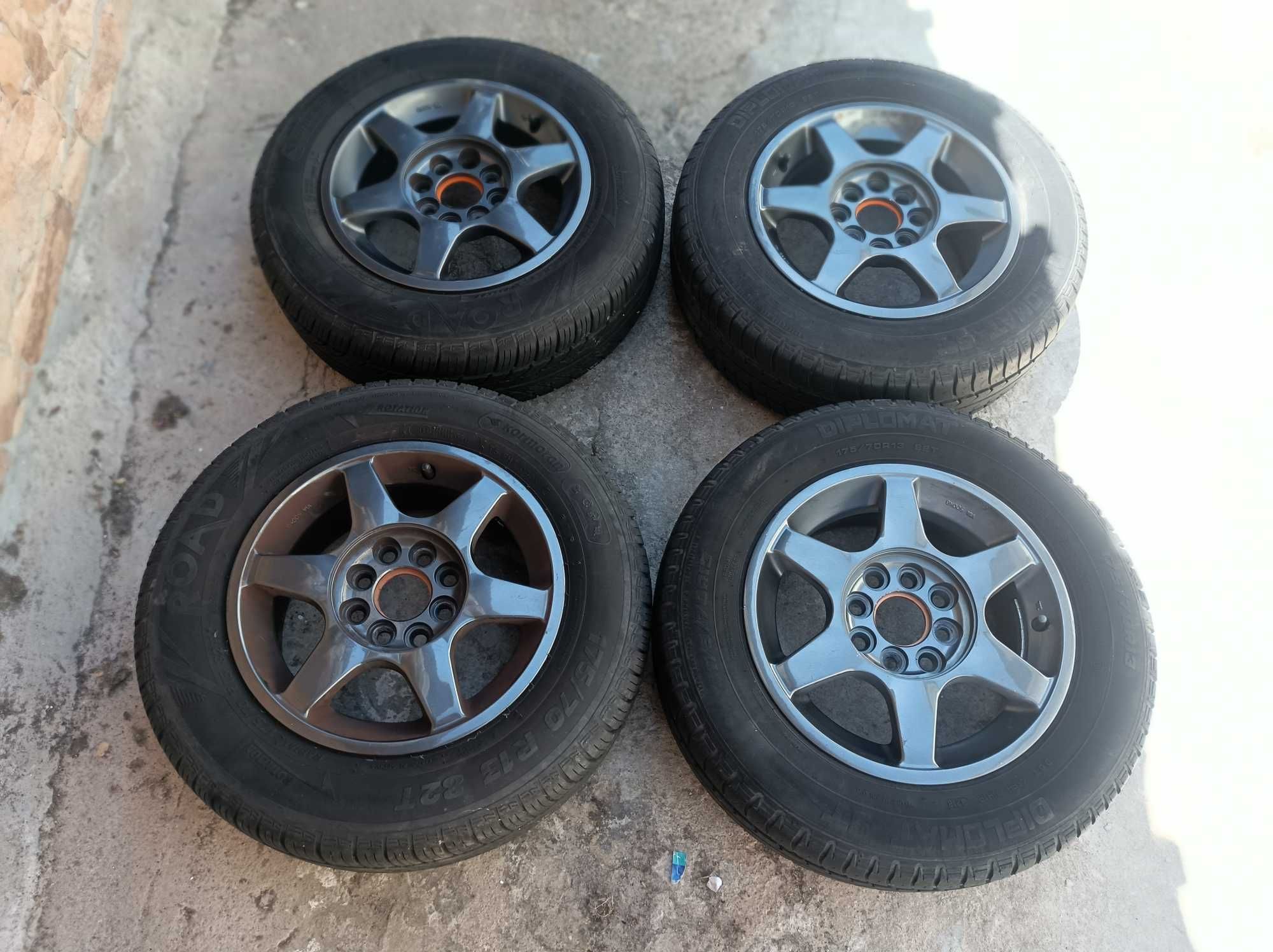 Vende-se 4 jantes cinza rato de furação 4/100 e pneus semi-novos.