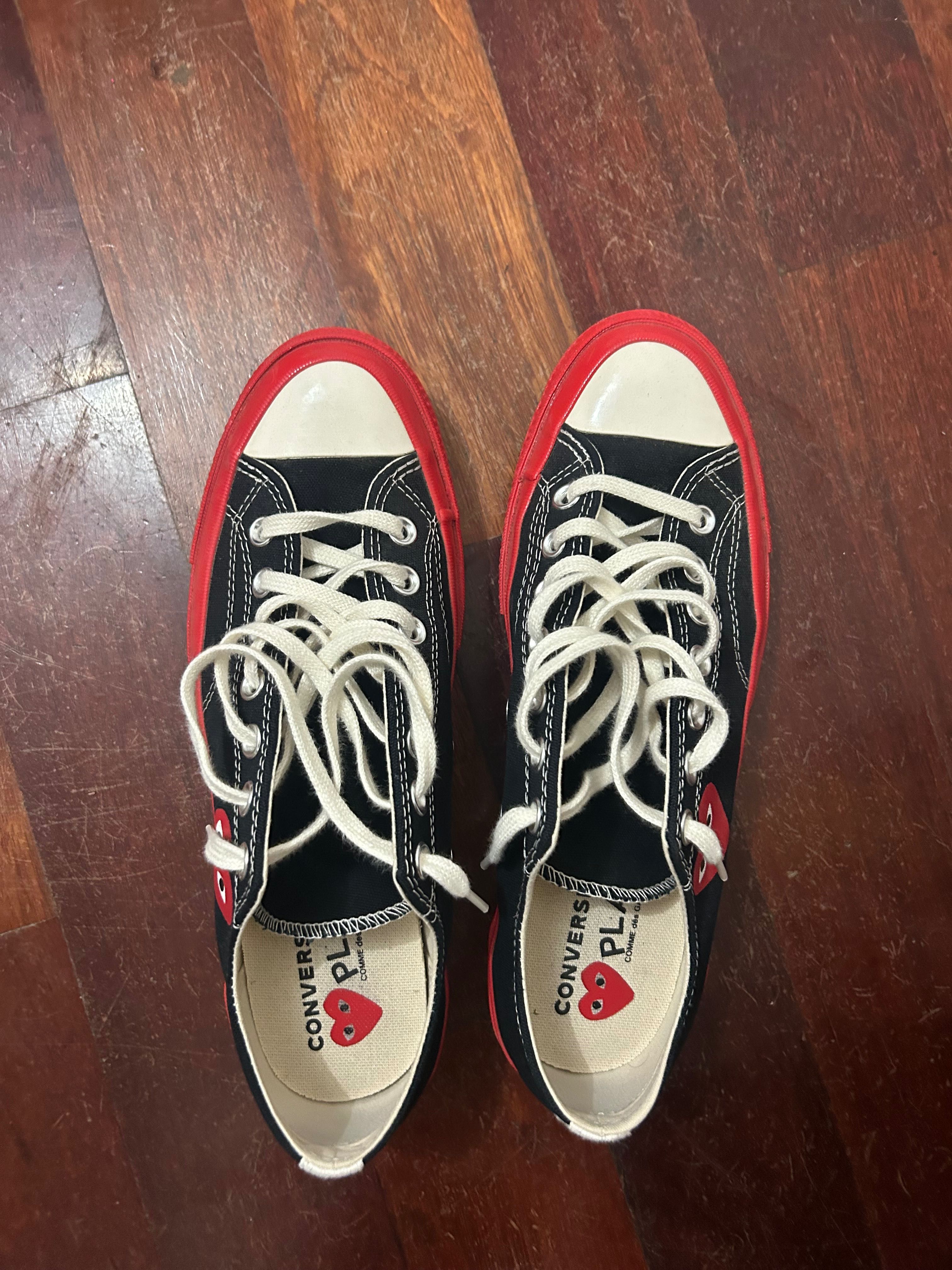 All star pretos e vermelhos