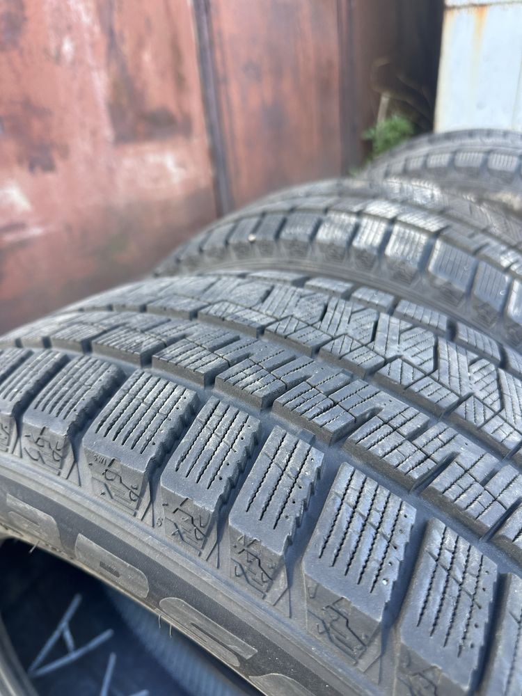 Продам зимнюю Резину 235/50 R17 состояние новой