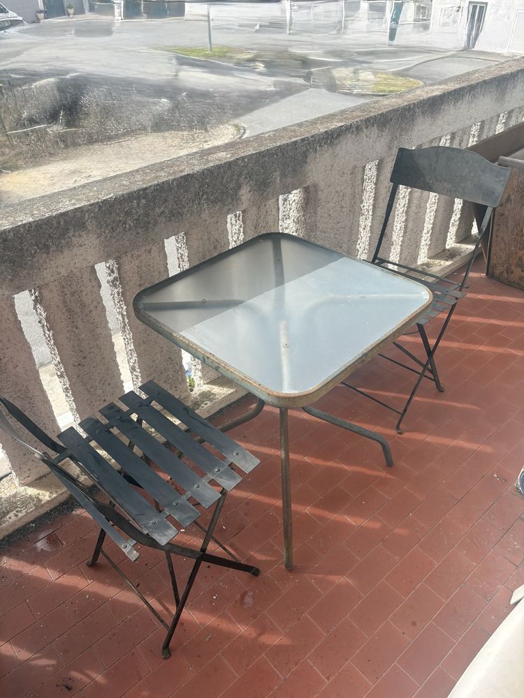 mesa de exterior com duas cadeiras em ferro + cadeira de escritório