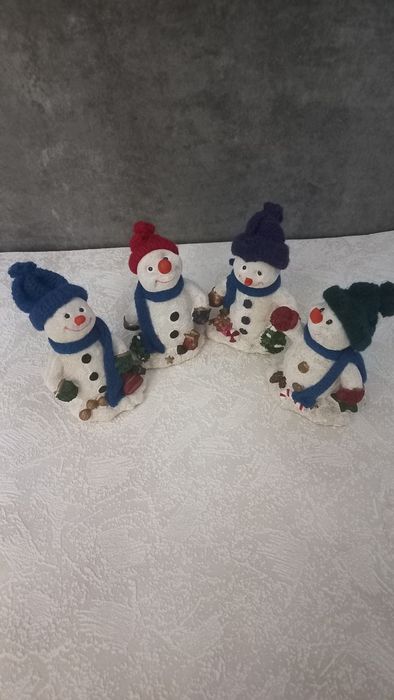 Новогодняя статуэтка снеговик в вязаной шапке с шарфиком Германия